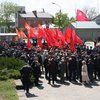 В Тернополе коммунисты незаконно пронесли красные флаги к Вечному огню