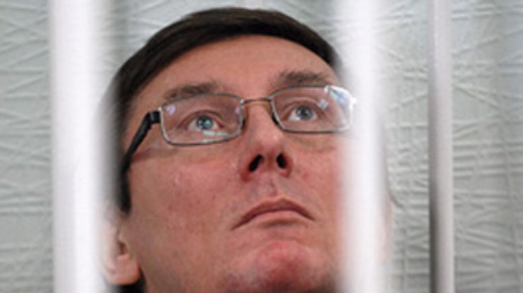 Луценко принесли в палату книги и телевизор