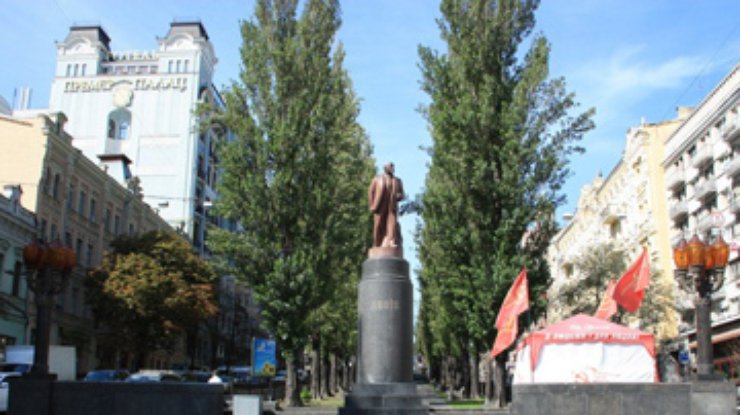Памятник Ленину в Киеве может стать коммунальным
