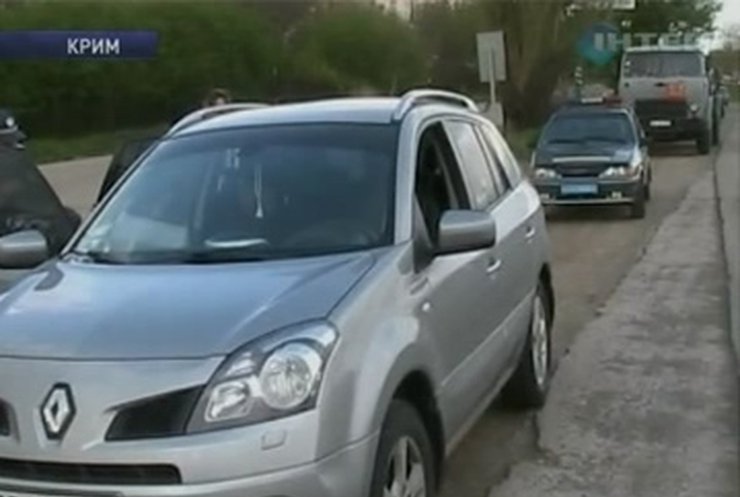 В Симферополе водитель угрожал пистолетом другому водителю