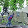 Возле Верховной рады демонтировали армейскую и молитвенную палатки