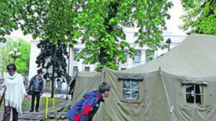 Возле Верховной рады демонтировали армейскую и молитвенную палатки