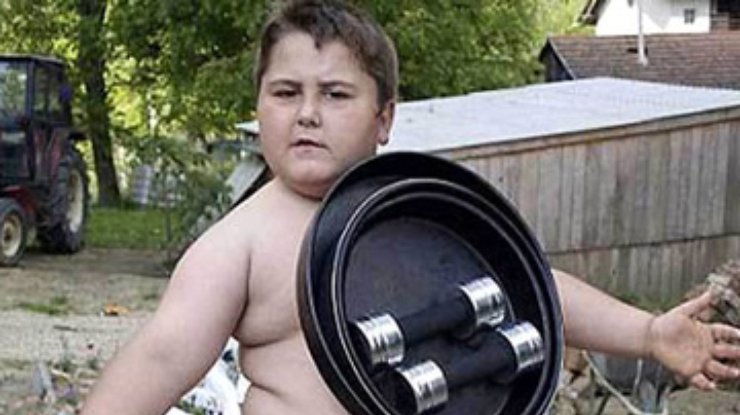 Шестилетний мальчик-магнит может удержать на теле 25 килограммов металла
