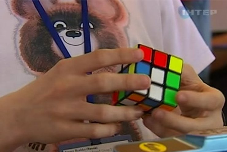 В столице боролись за чемпионство по собиранию кубика Рубика