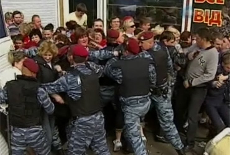 На киевском рынке на "Лесной" произошли стычки предпринимателей с милицией