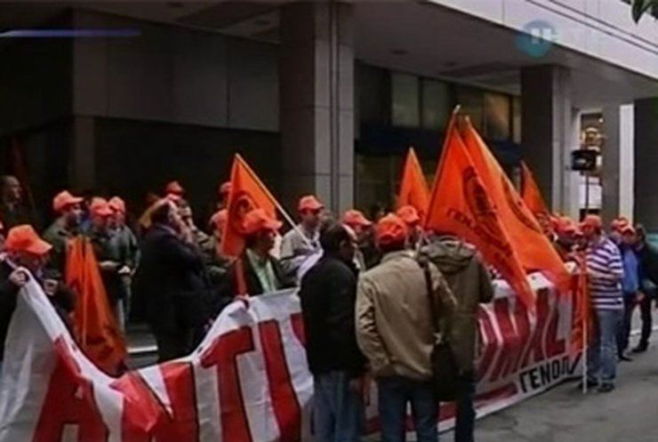 Испанцы и греки протестуют против действий своих правительств