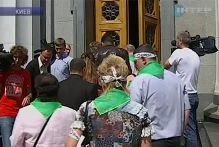 Под парламентом собралось более трех тысяч предпринимателей