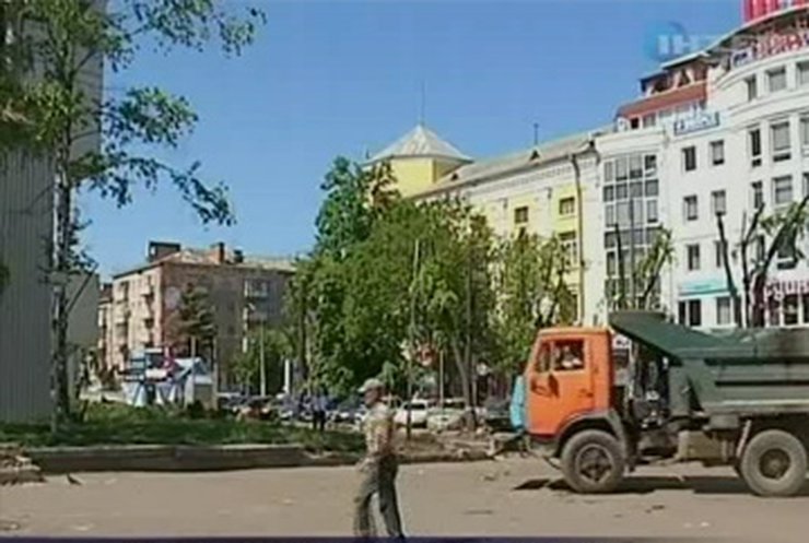 Реконстукторы центральной площади в Черкассах незаконно уничтожают деревья