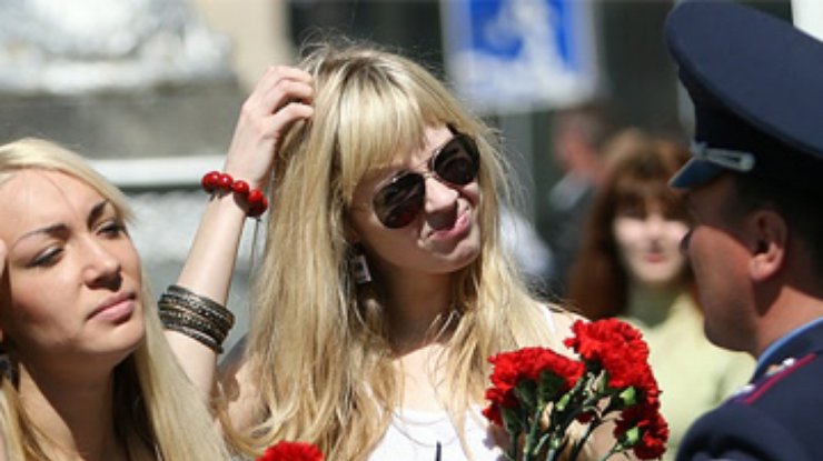 Активистки FEMEN объяснили Попову, что День Европы - "до ж...пы"