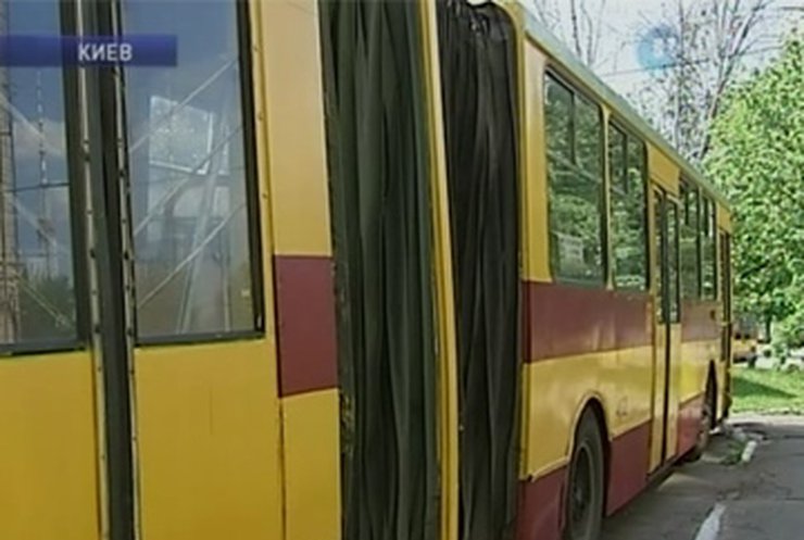 В Киеве троллейбус переехал человека
