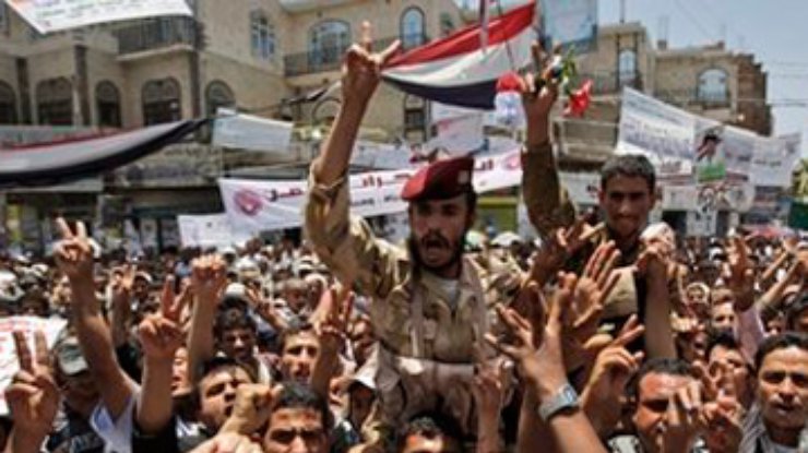 В столице Йемена сторонники президента забаррикадировали улицы