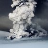 Вулкан Гримсвотн выбрасывает в десятки раз больше пепла, чем Эйяфьяллайекуль