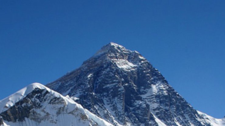 Житель Непала провел на вершине Эвереста 32 часа