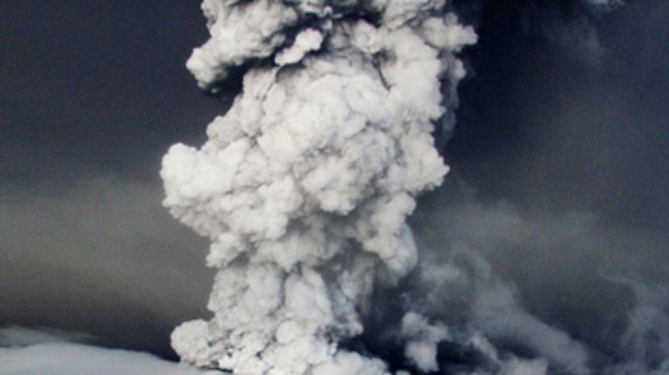 Вулкан Гримсвотн выбрасывает в десятки раз больше пепла, чем Эйяфьяллайекуль
