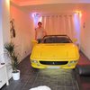 Фанат Ferrari паркует автомобиль в своей квартире