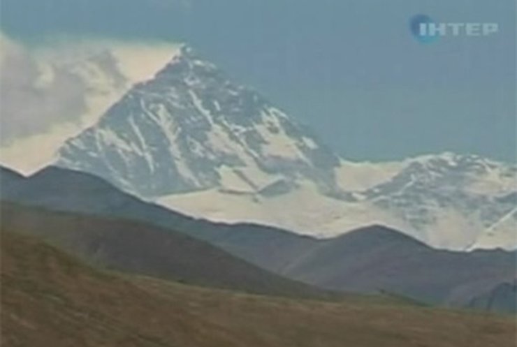 Непальский альпинист пробыл на Эвересте рекордные 32 часа