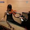 Девушка изумляет умением играть одновременно на нескольких инструментах