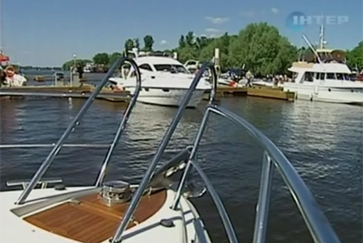 В Киеве открылась выставка роскошных катеров и яхт