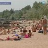 Мариупольцы продолжают купаться в море и ловить рыбу
