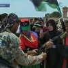 Ливийские повстанцы раздали женщинам автоматы