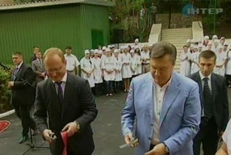 Янукович рассказал, как "сбрасывались" на ремонт ялтинского роддома