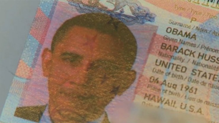 Таможенника уволили из-за фотографии с паспортом Обамы