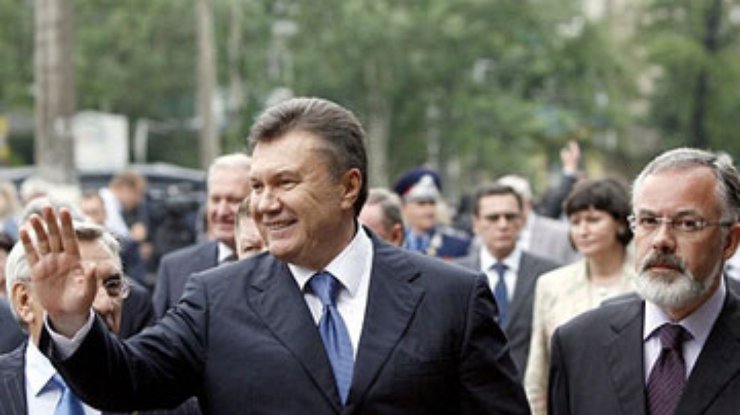 Янукович включился в "антитабачную" кампанию