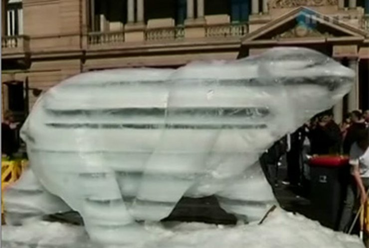 В Сиднее появилась ледяная скульптура медведя