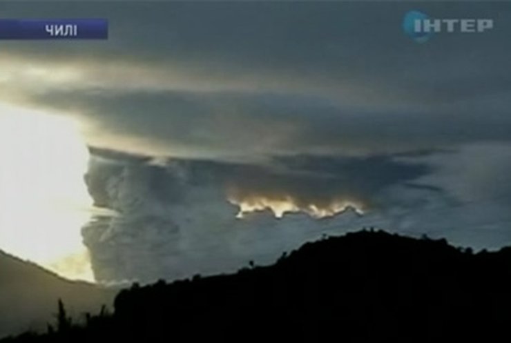 На границе Аргентины и Чили проснулся мощный вулкан