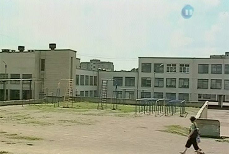 В Луганской области жители жалуются на разрушающуюся школу
