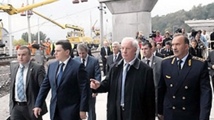 Азаров готов дать деньги на железную дорогу "Львов-Вена"