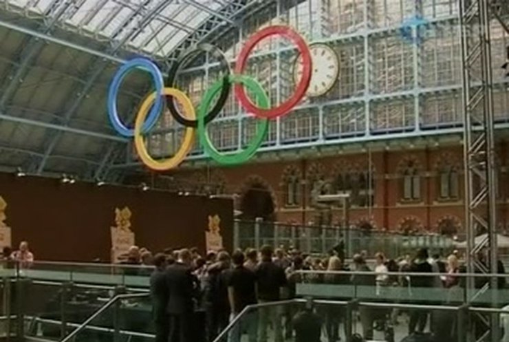 В Лондоне показали олимпийский факел