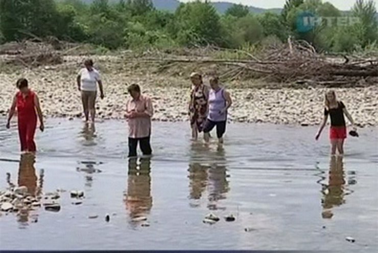 Жители села Теребля не могут построить мост через горную реку