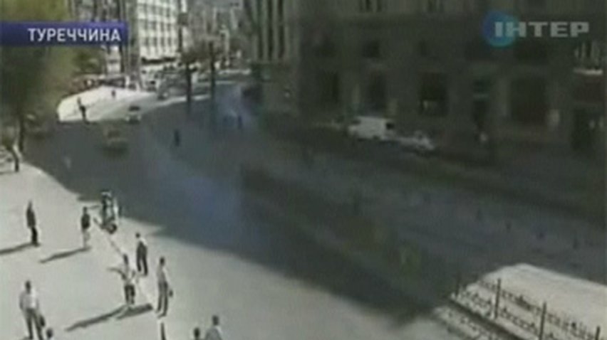 В Турции пьяный водитель 3 километра ехал с полицейским на капоте