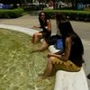 Американцы спасаются от жары возле фонтанов
