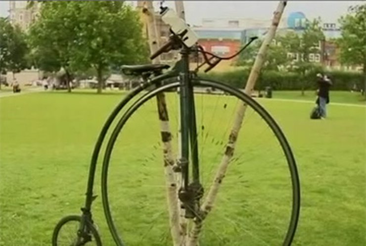 Британцы устроили заезд на антиквариатных велосипедах