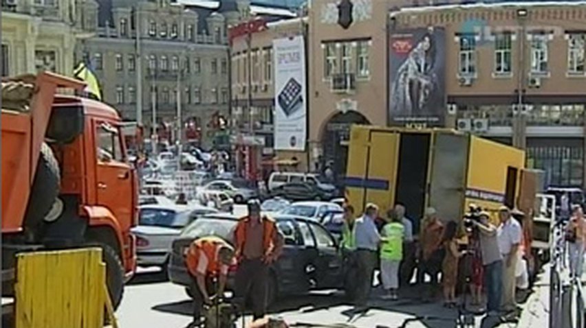 В центре Киева из-за прорыва трубы образовалась 4-метровая яма
