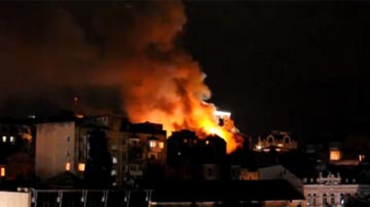 В Киеве горело 5-этажное здание рядом с гостиницей Hyatt (видео)