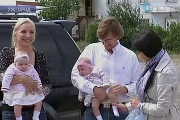 В Ужгороде крестили французских двойняшек Ким и Вики
