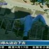 Китайский пенсионер, выпавший из окна, зацепился штанами за оконную решетку