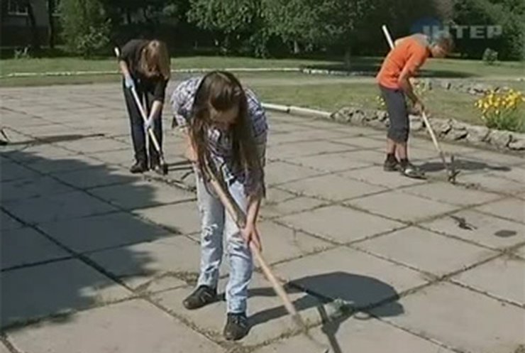 В Кировограде ЖЕКи создают трудовые загоны для школьников