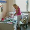 О малышке, упавшей в кипяток, заботятся все, кроме матери