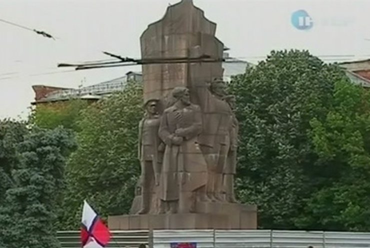 В Харькове демонтируют памятник Героям революции 1917 года