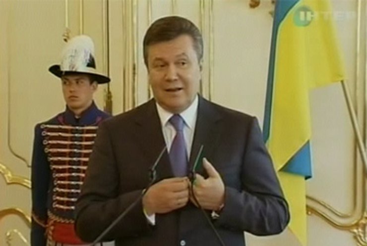Янукович рассказал, что поднял врачам и учителям зарплату