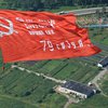Во Львове красный флаг летает над Монументом Славы