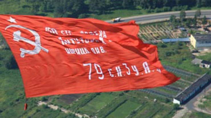 Во Львове красный флаг летает над Монументом Славы