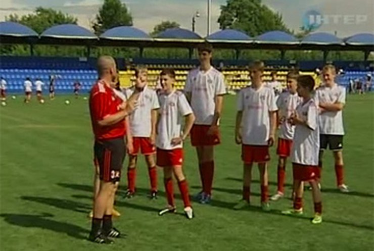 В Киеве начал работу молодежный футбольный лагерь "Милан"