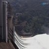 В Китае сотни туристов наблюдают за спуском воды на водохранилищах