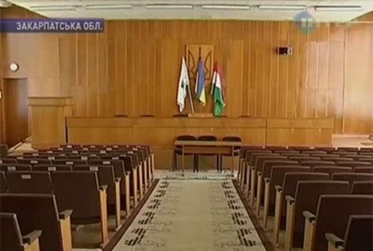В Берегово депутаты решили за заседаниях слушать два национальных гимна