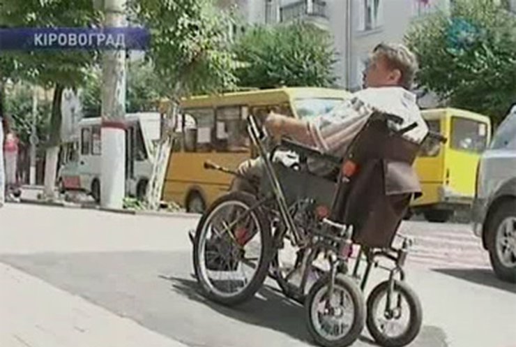 Кировоградские инвалиды не могут заехать по специальным пандусам